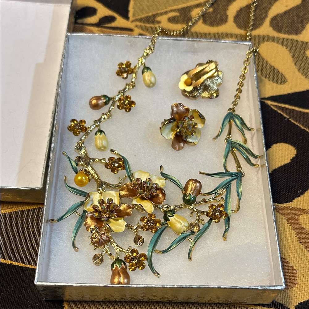 Gold and Green Floral Necklace Set